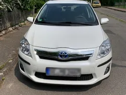Weiß Gebraucht 2012 Toyota Auris Hybrid Travel Kleinwagen | 9.900 € (Etwas zu teuer)