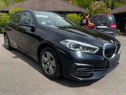 Schwarz ii/bonnet fluid black Gebraucht 2022 BMW 118 Advantage Kleinwagen | 19.590 € (Guter Preis)