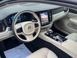 Blau Gebraucht 2024 Volvo V60 Kombi | 41.900 € (Teuer)