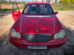 Rot Gebraucht 2002 Mercedes C180 Limousine | 2.250 €