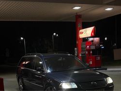 Silber Gebraucht 2002 VW Passat Kombi | 6.500 €