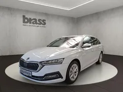 Moonweiß perleffekt/moonweiss metallic Gebraucht 2022 Skoda Octavia Style Kombi | 25.600 € (Guter Preis)