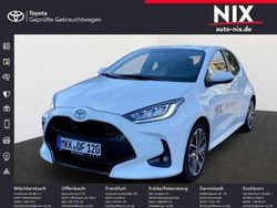 Schneeweiß Gebraucht 2024 Toyota Yaris Hybrid Style Limousine | 26.900 € (Fairer Preis)