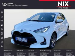 Schneeweiß Gebraucht 2024 Toyota Yaris Hybrid Style Limousine | 29.990 € (Teuer)