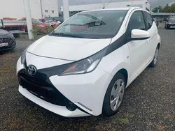 Weiß Gebraucht 2017 Toyota Aygo X-play Kleinwagen | 8.590 € (Etwas zu teuer)