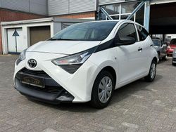 Weiß Gebraucht 2021 Toyota Aygo Kleinwagen | 7.699 € (Guter Preis)