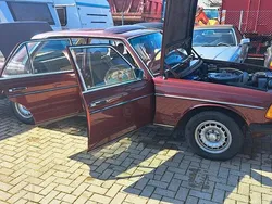 Rot Gebraucht 1980 Mercedes 240 Limousine | 2.750 €