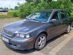 Grau Gebraucht 2001 Volvo V40 Kombi | 750 €