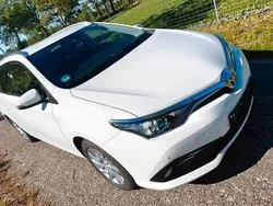 Weiß Gebraucht 2016 Toyota Auris Touring Sports Edition-S Kombi | 14.399 € (Fairer Preis)