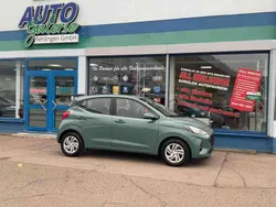 Mangrove green met Gebraucht 2024 Hyundai i10 Comfort Kleinwagen | 16.490 € (Fairer Preis)