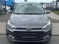 Grau Gebraucht 2015 Hyundai i20 Intro Edition Limousine | 7.890 € (Guter Preis)