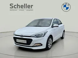 Weiß Gebraucht 2017 Hyundai i20 Limousine | 10.590 € (Fairer Preis)