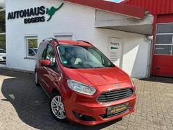 Rot Gebraucht 2015 Ford Tourneo Courier Titanium Van / Kleinbus | 7.380 € (Etwas zu teuer)