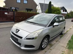 Grau Gebraucht 2010 Peugeot 5008 Tendance Van / Kleinbus | 3.799 € (Fairer Preis)
