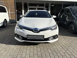 Schneeweiß Gebraucht 2015 Toyota Auris Hybrid Basis Limousine | 13.990 € (Etwas zu teuer)