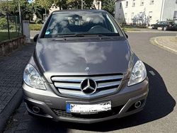 Grau Gebraucht 2011 Mercedes B180 Van / Kleinbus | 2.700 €