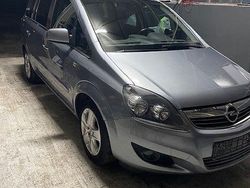 Grau Gebraucht 2011 Opel Zafira Van / Kleinbus | 3.990 € (Guter Preis)
