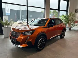 Lackierung orange (metallic) Gebraucht 2023 Peugeot e-2008 Allure SUV | 25.900 € (Etwas zu teuer)