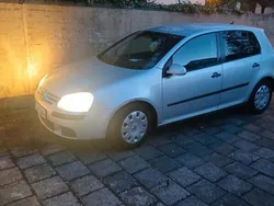 Grau Gebraucht 2004 VW Golf V Kleinwagen | 1.500 € (Fairer Preis)