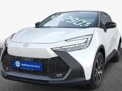 Platinumweiß perleffekt Gebraucht 2024 Toyota C-HR Team SUV | 31.990 € (Superpreis)