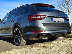 Grau Gebraucht 2019 Skoda Superb SportLine Kombi | 32.000 € (Teuer)