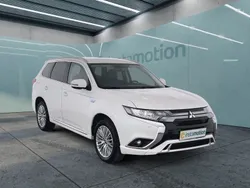 Weiß Gebraucht 2021 Mitsubishi Outlander P-HEV Basis SUV | 23.290 € (Fairer Preis)