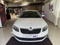 Weiß Gebraucht 2013 Skoda Octavia Elegance Limousine | 8.290 € (Fairer Preis)