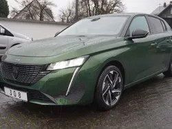 Grün Neu 2024 Peugeot 308 Allure Limousine | 29.900 € (Teuer)