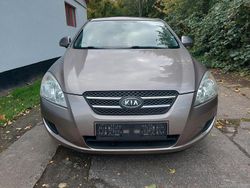 Gebraucht 2007 Kia Ceed Limousine | 2.100 € (Etwas zu teuer)