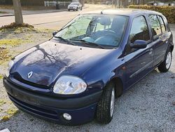 Blau Gebraucht 2001 Renault Clio II LIMITED Limousine | 1.000 € (Etwas zu teuer)