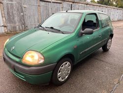 Grün Gebraucht 2001 Renault Clio II Kleinwagen | 300 €