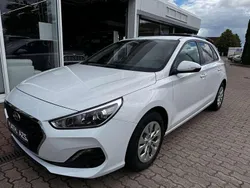 Weiß Gebraucht 2018 Hyundai i30 Select Limousine | 11.490 € (Etwas zu teuer)