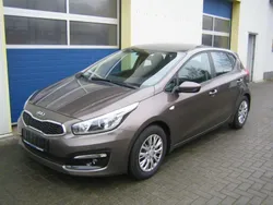 Braun Gebraucht 2017 Kia Ceed Attract Limousine | 12.790 € (Etwas zu teuer)