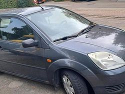 Grau Gebraucht 2004 Ford Fiesta Kleinwagen | 750 € (Fairer Preis)