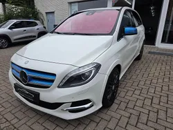 Weiß Gebraucht 2016 Mercedes B250e Van / Kleinbus | 9.299 €