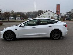 Weiß Gebraucht 2021 Tesla Model 3 Standard Range Plus Limousine | 22.000 € (Fairer Preis)
