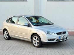 Silber Gebraucht 2007 Ford Focus Ghia Kleinwagen | 3.950 € (Etwas zu teuer)