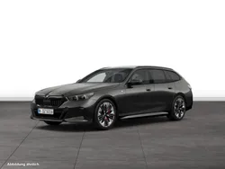 Grau Gebraucht 2024 BMW 540 Kombi | 74.416 €