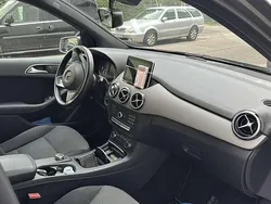 Grau Gebraucht 2015 Mercedes B180 Van / Kleinbus | 16.500 € (Fairer Preis)