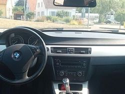 Weiß Gebraucht 2011 BMW 320 Lifestyle Limousine | 7.900 € (Etwas zu teuer)