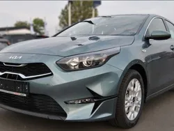 Yucca stahlgrau metallic Gebraucht 2024 Kia Ceed Vision Limousine | 20.966 € (Guter Preis)