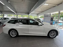 Mineralweiss Gebraucht 2022 BMW 318 Sport Line Kombi | 28.700 € (Fairer Preis)