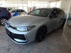 Silber Gebraucht 2024 VW Passat R-line Kombi | 42.620 €