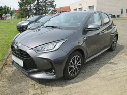 Grau Gebraucht 2020 Toyota Yaris Hybrid Club Limousine | 16.750 € (Fairer Preis)