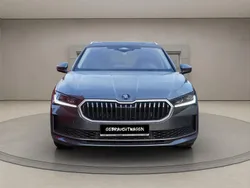 Graphite grau metallic graphite grau metallic Gebraucht 2024 Skoda Superb Selection Kombi | 43.483 € (Guter Preis)