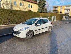 Weiß Gebraucht 2009 Peugeot 207 Limousine | 2.000 € (Fairer Preis)