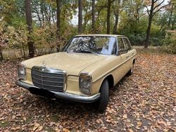 Gelb Gebraucht 1975 Mercedes 200/8 Limousine | 19.500 €
