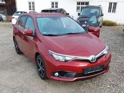 Rot Gebraucht 2017 Toyota Auris Edition-S Limousine | 12.500 € (Etwas zu teuer)