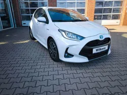 Schneeweiss Gebraucht 2021 Toyota Yaris Hybrid Team Kleinwagen | 20.900 € (Etwas zu teuer)
