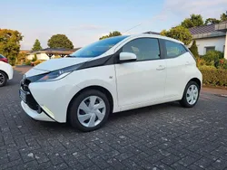 Weiß Gebraucht 2015 Toyota Aygo X-play Kleinwagen | 5.990 € (Fairer Preis)